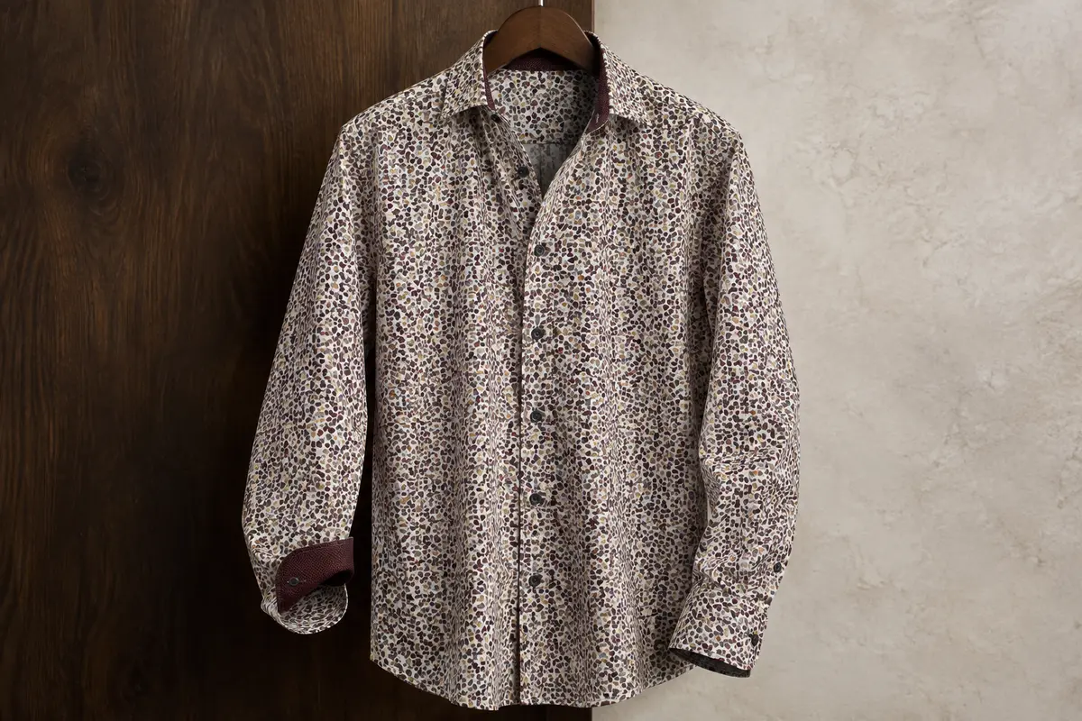 Chemise homme imprimée à manches longues sur cintre, avec col ouvert et poignets boutonnés contrastés