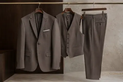 Costume homme trois pièces avec veste à poches à rabat, gilet et pantalon à taille élastiquée