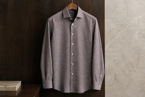 Chemise HISDERN à manches longues et motif contrasté présentée sur un cintre sobre