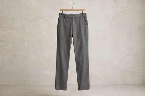 Pantalon Libin pour homme présenté sur cintre, avec poches arrière à boutons-pression et tissu léger.