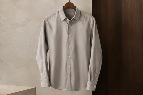 Chemise homme à manches longues et coupe slim présentée sur un cintre, avec col et poignets boutonnés.