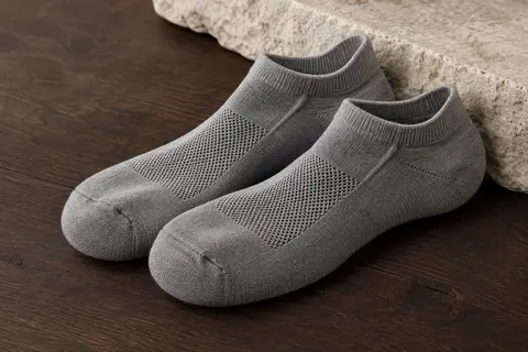 Paire de socquettes unies en coton mélangé avec une zone en maille sur le dessus du pied