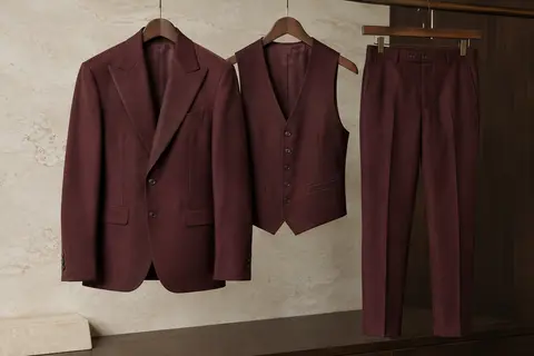 Costume homme trois pièces avec veste à double revers, gilet en V et pantalon assorti sur cintres